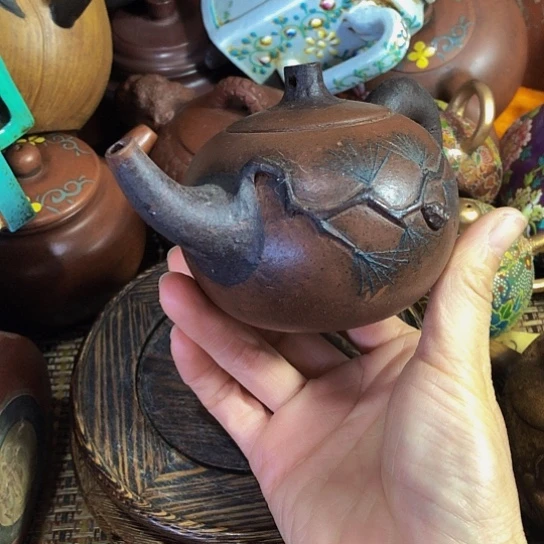 茶壶紫砂原矿泥料手工制作的一把紫砂壶。