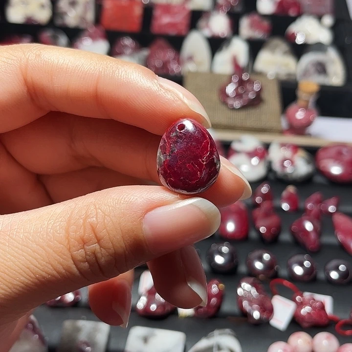 天然辰砂原石晶体吊坠