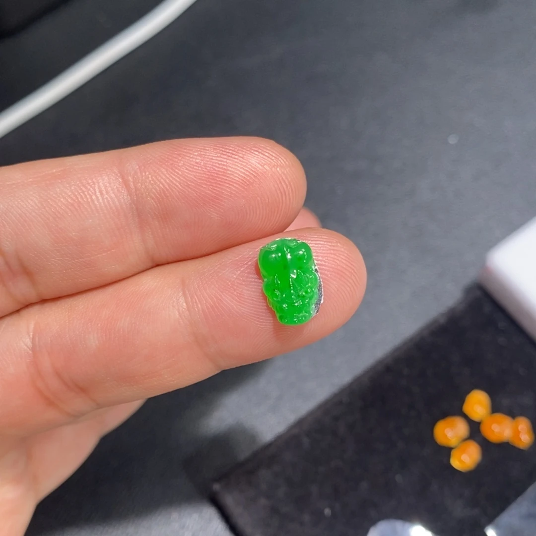 翡翠裸石正阳绿貔貅