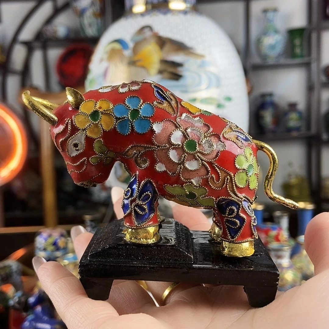 不***窝铜红色花丝景泰蓝牛摆件