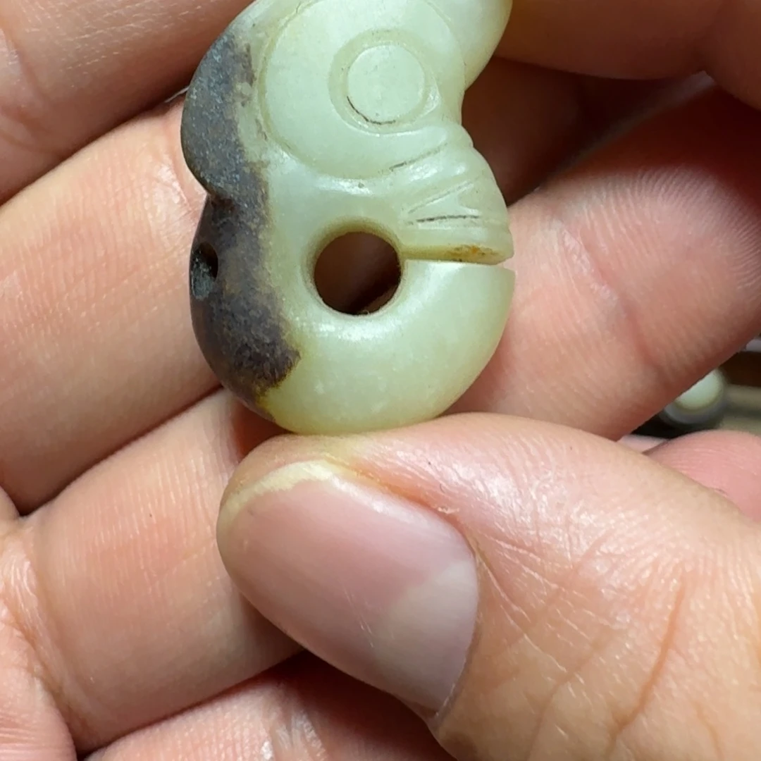 颈饰未镶嵌和田玉（糖玉）