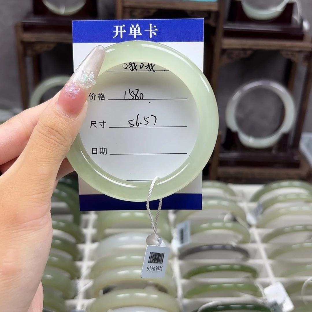 和田玉手镯未镶嵌哦***?