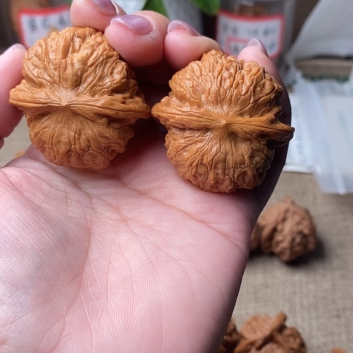 文玩核桃吊坠血麒麟