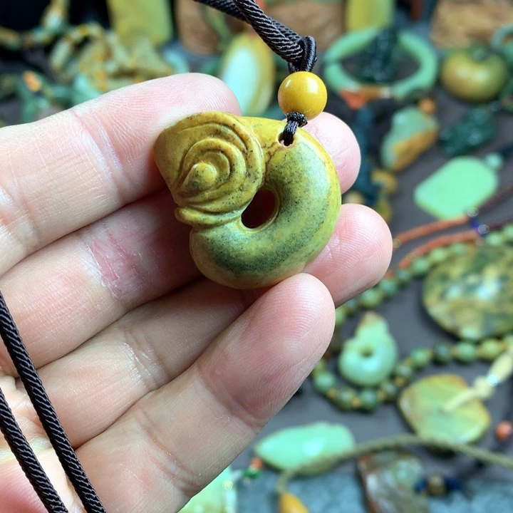 吊坠(赠链)未镶嵌岫岩河磨玉（透闪石质玉）