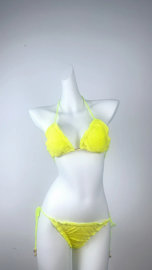 新款性感三点式撞色分体比基尼泳装适合沙滩度假女性