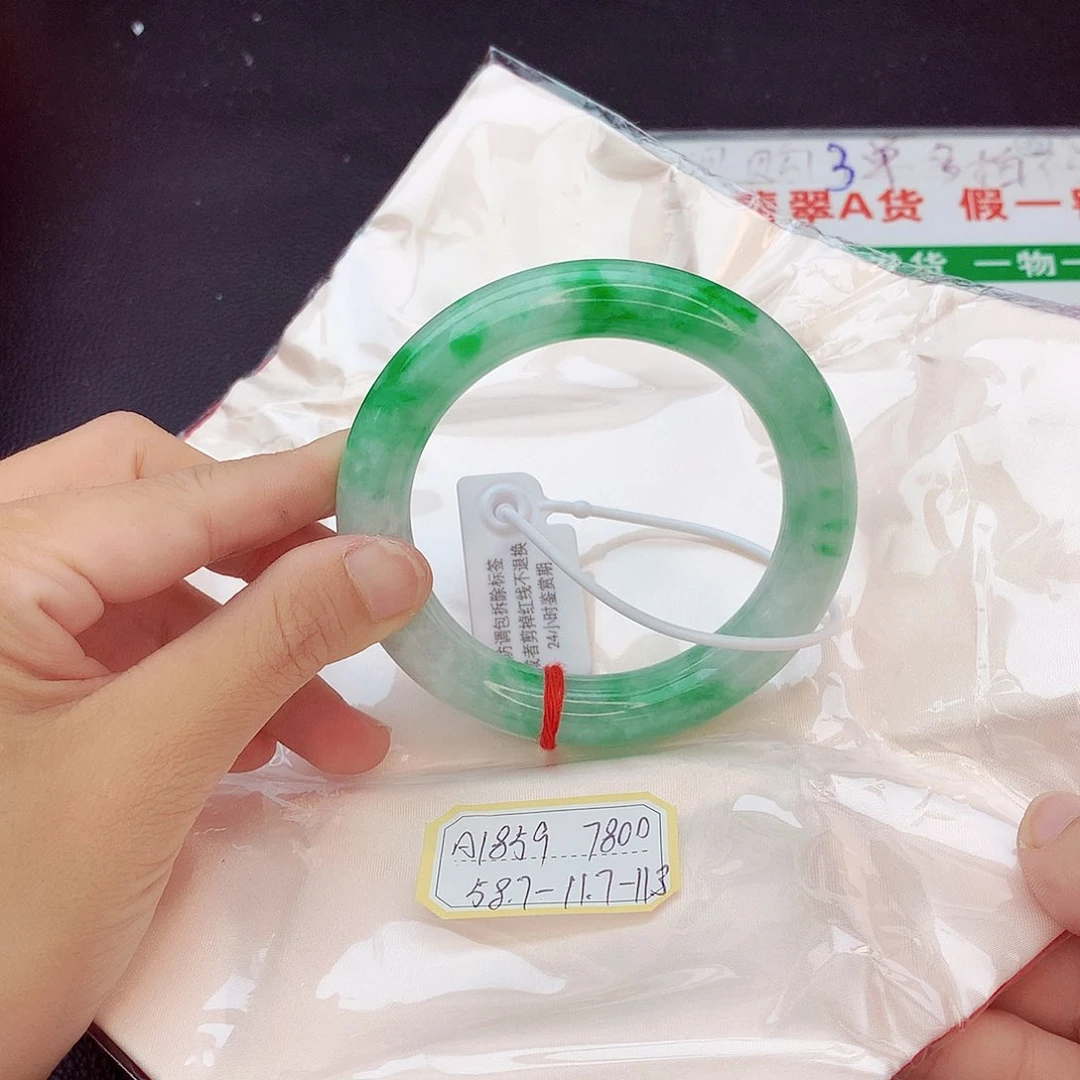 翡翠手镯未镶嵌翡翠