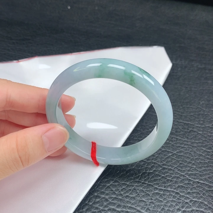 翡翠手镯未镶嵌。
