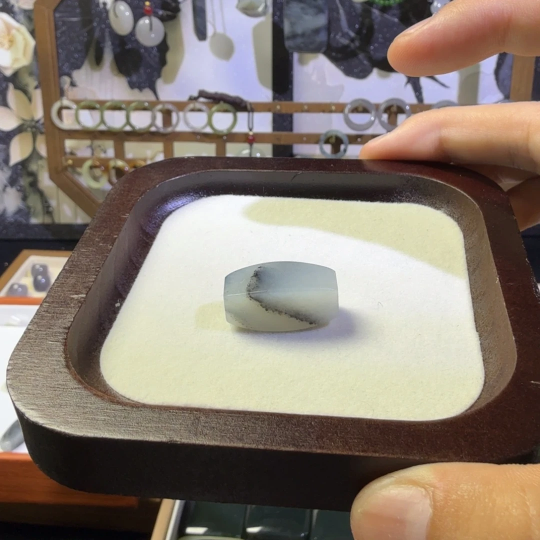 金***姐和田玉未镶嵌颈饰