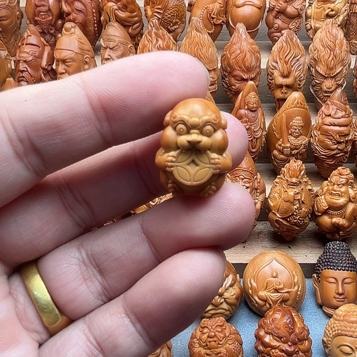 吊坠橄榄核17吞金兽