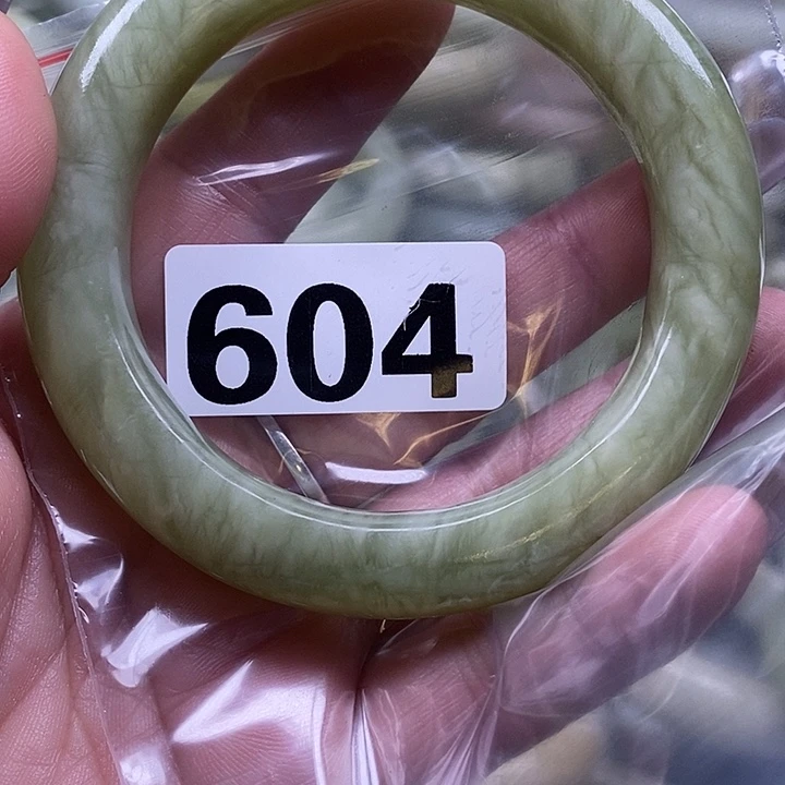 太***。蛇纹石玉未镶嵌手镯