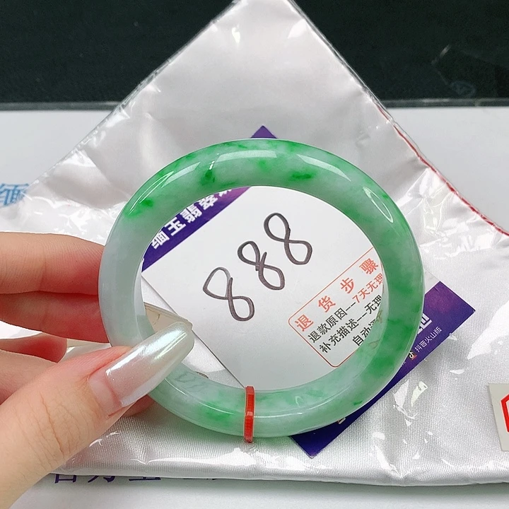 翡翠手镯未镶嵌翡翠手镯