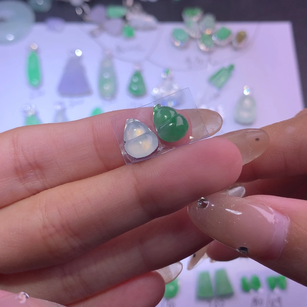 翡翠未镶嵌颈饰葫芦