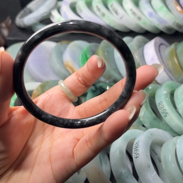 定制翡翠未镶嵌翡翠手镯