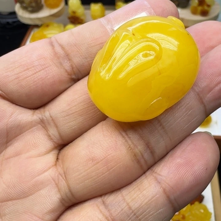 琥珀未镶嵌颈饰鸡油黄趴趴兔