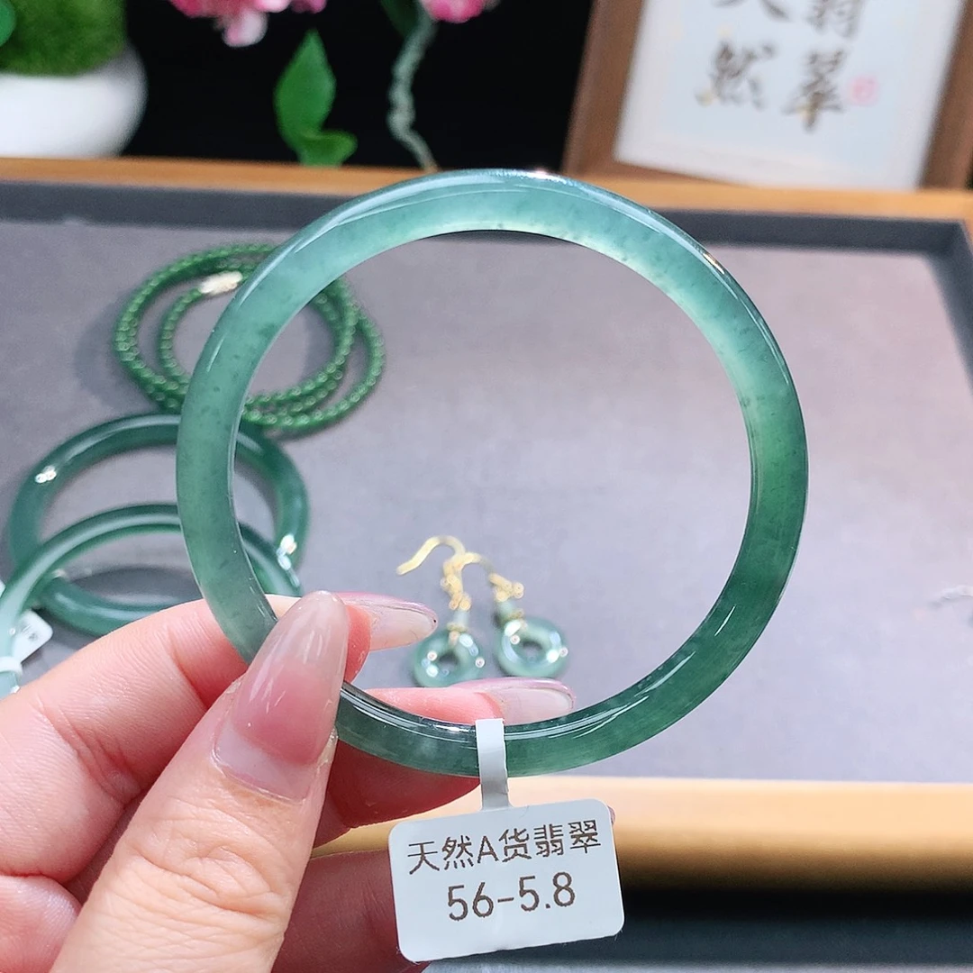 未镶嵌手镯（圆镯）翡翠