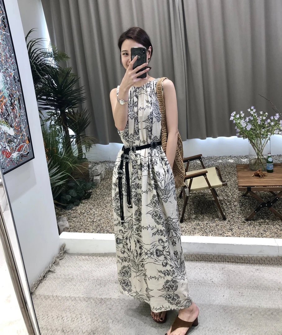 2025早春新款时尚百搭小众设计感印花吊带连衣裙女气质削肩长裙潮