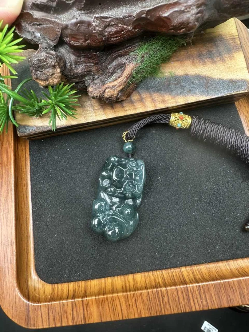 满绿精雕霸王貔貅精美  79397