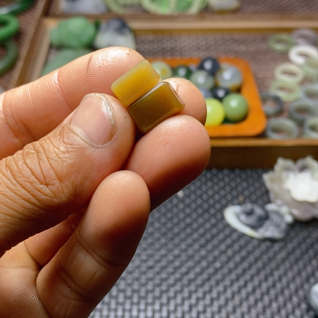 和田玉未镶嵌珠宝半成品松**布