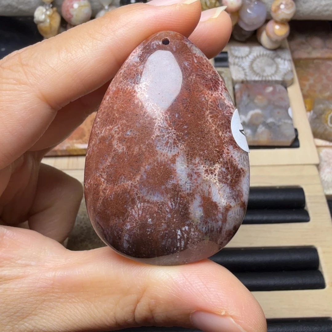 硅化玉未镶嵌猪肝红满花，保真色 盘它