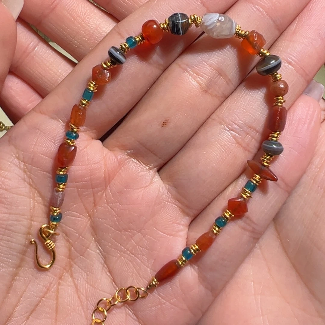 琉璃颈饰各种各样地