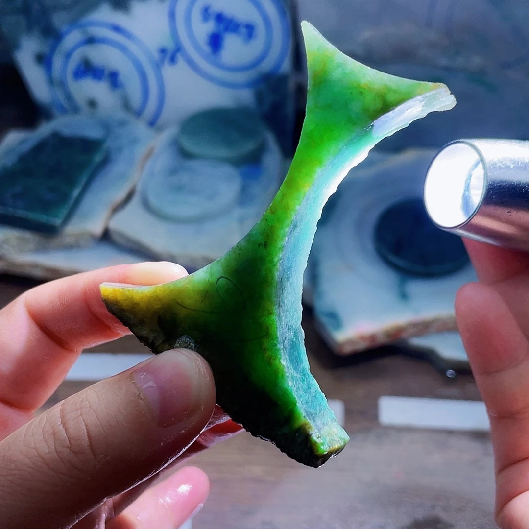 翡翠未镶嵌颈饰毛料2