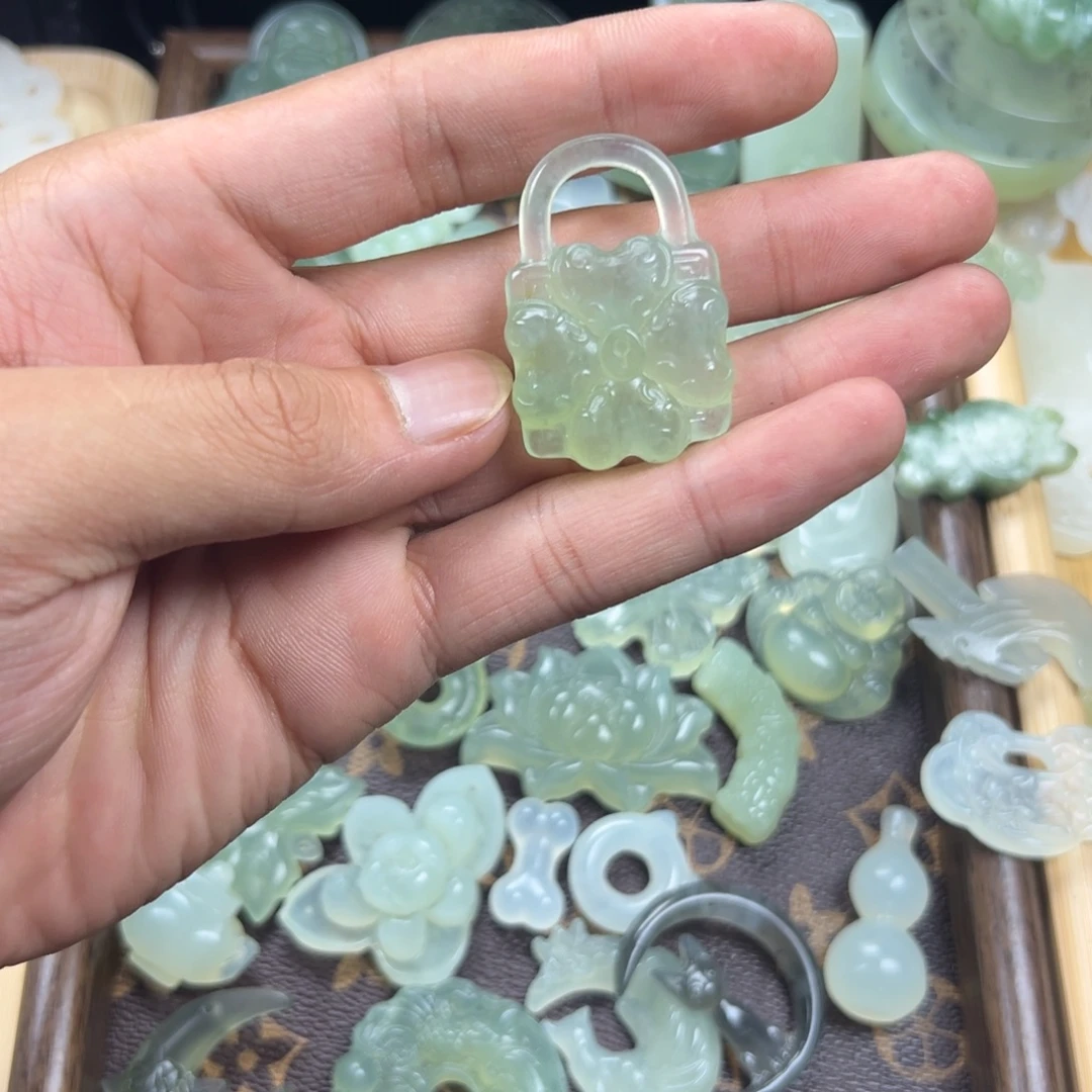 未镶嵌蛇纹石玉颈饰锁头