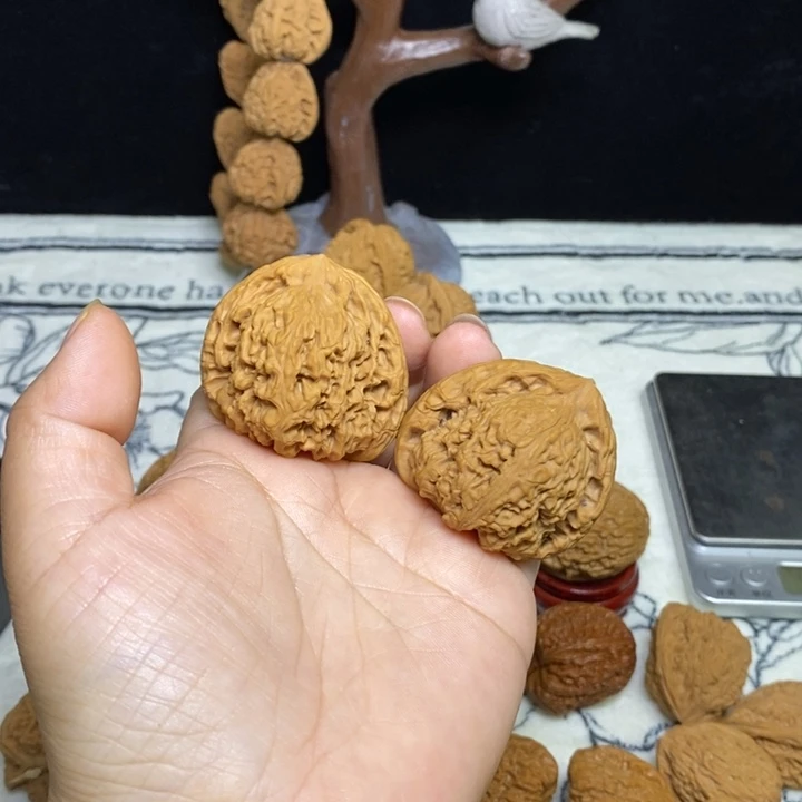 宇***纲文玩核桃吊坠粗楞丑三角