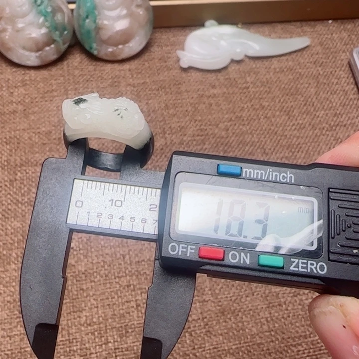 独山玉未镶嵌颈饰