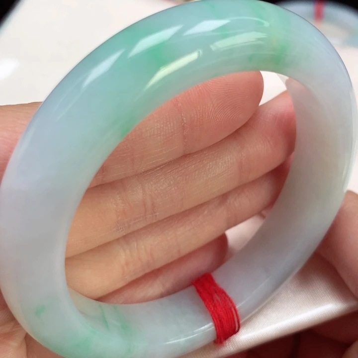 翡翠手镯未镶嵌飘花