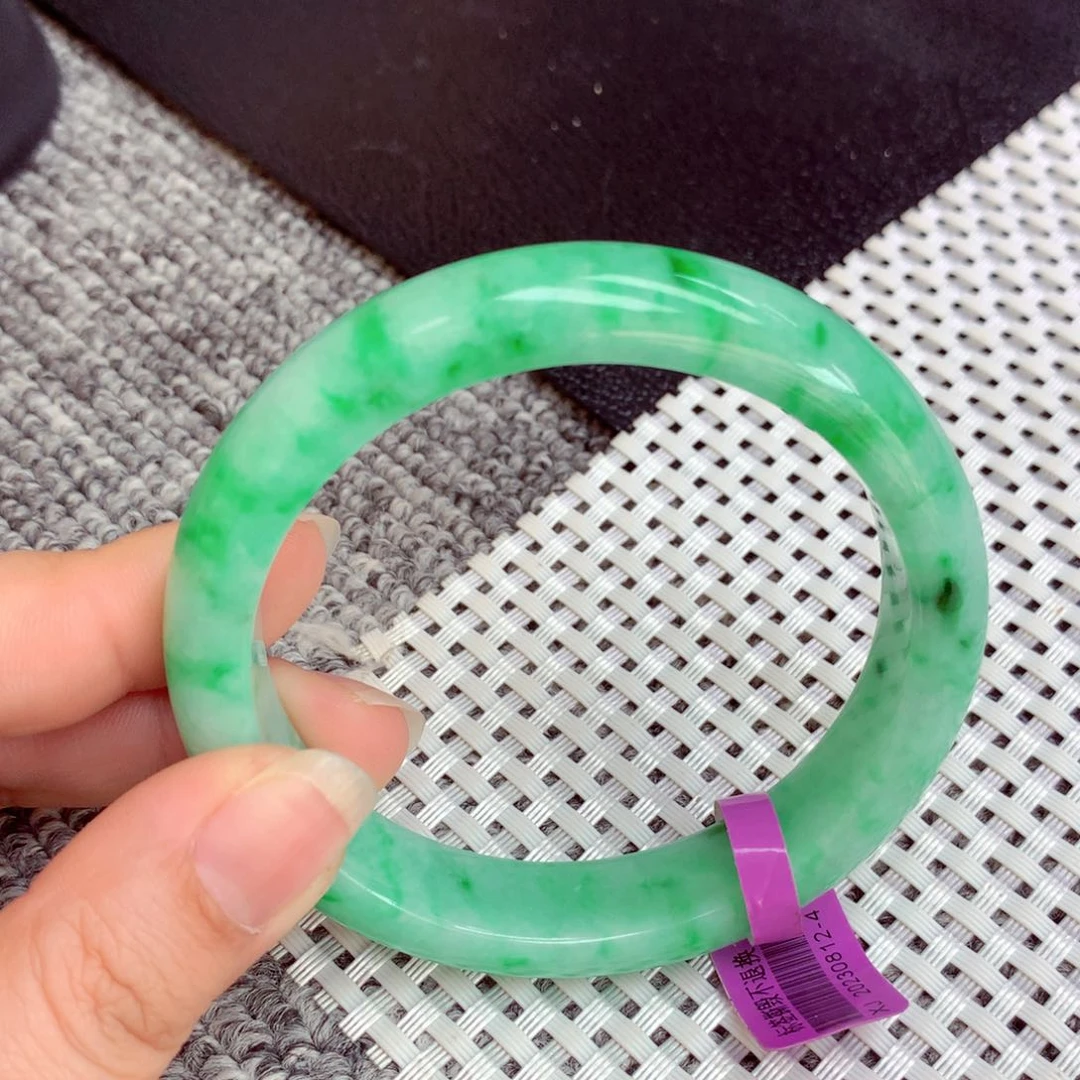 翡翠手镯未镶嵌缅甸