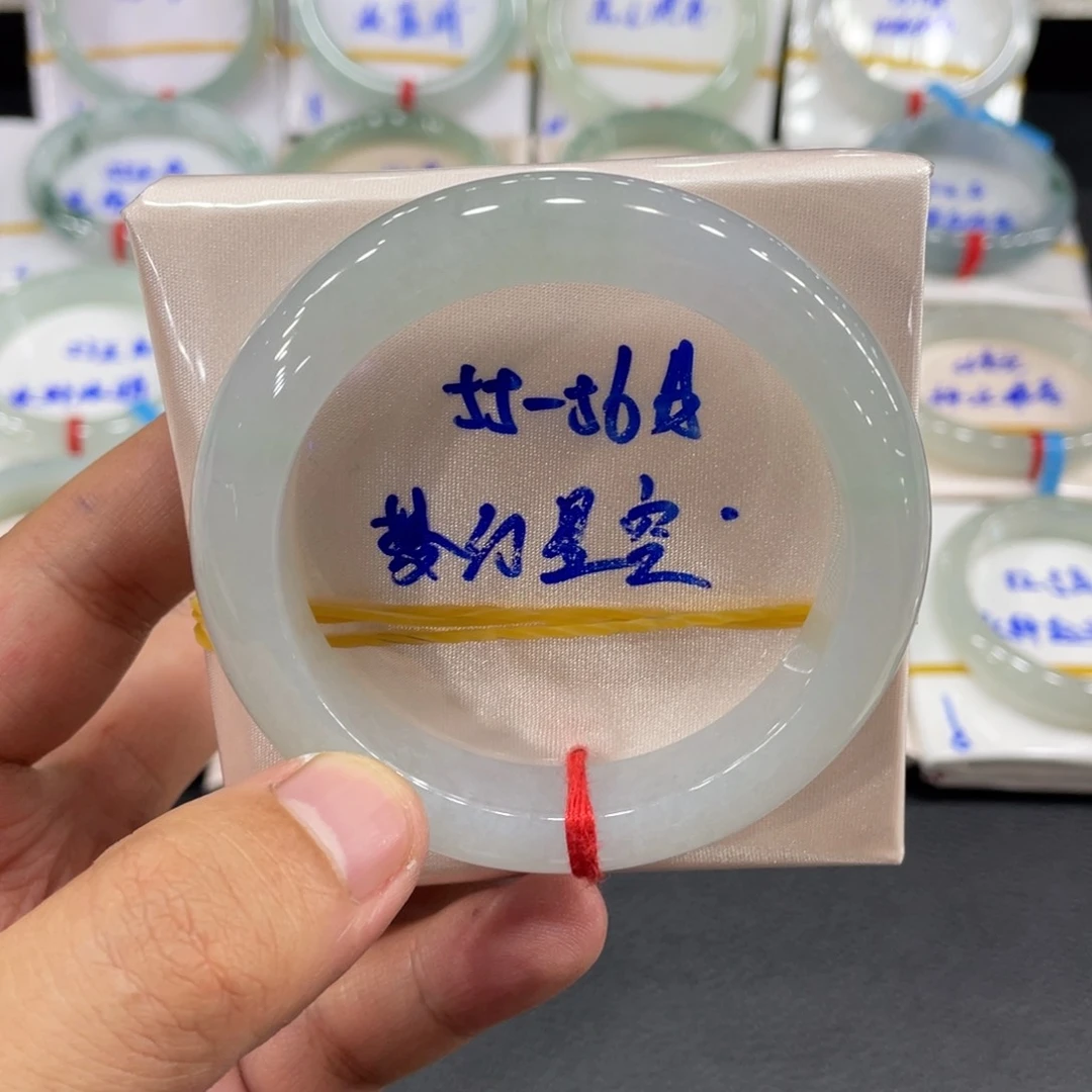 翡翠手镯未镶嵌天然翡翠