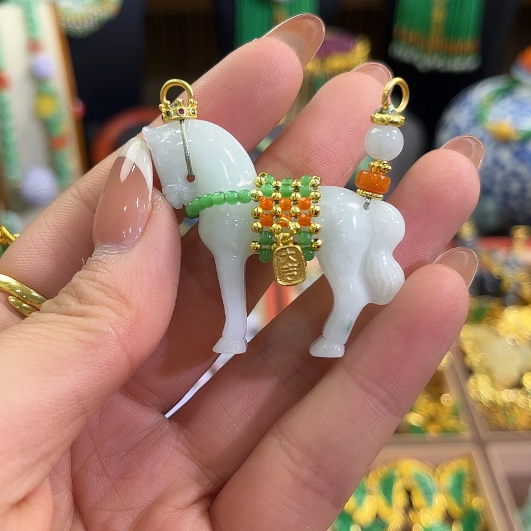 翡翠未镶嵌颈饰一马当先