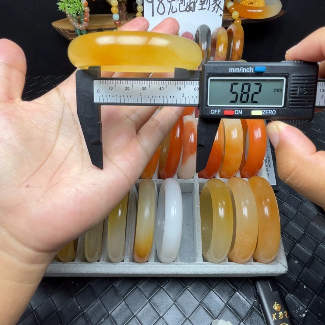 未镶嵌石英质玉（黄龙玉）手镯
