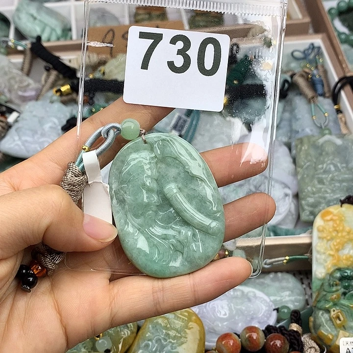 翡翠颈饰未镶嵌虎**空翡翠