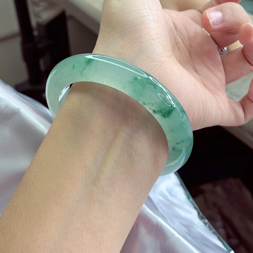 【闪购商品】翡翠手镯未镶嵌56全条透重点推毕业A