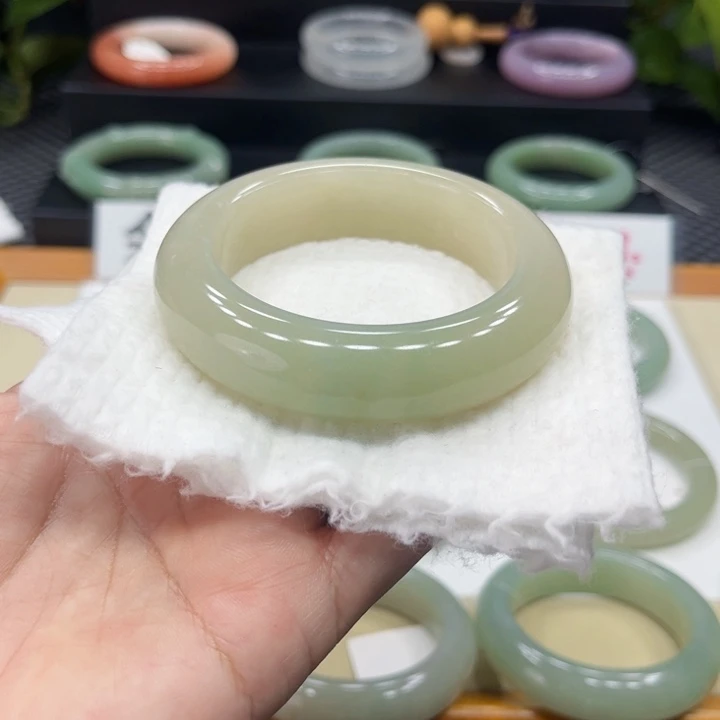 石英质玉手镯未镶嵌懒****.