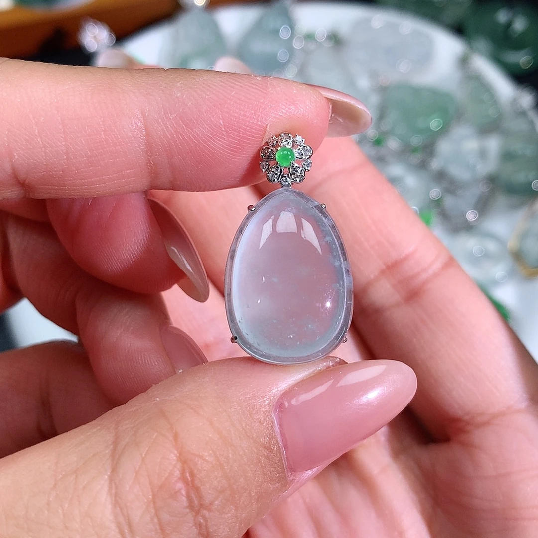 翡翠18K金镶嵌颈饰翡翠