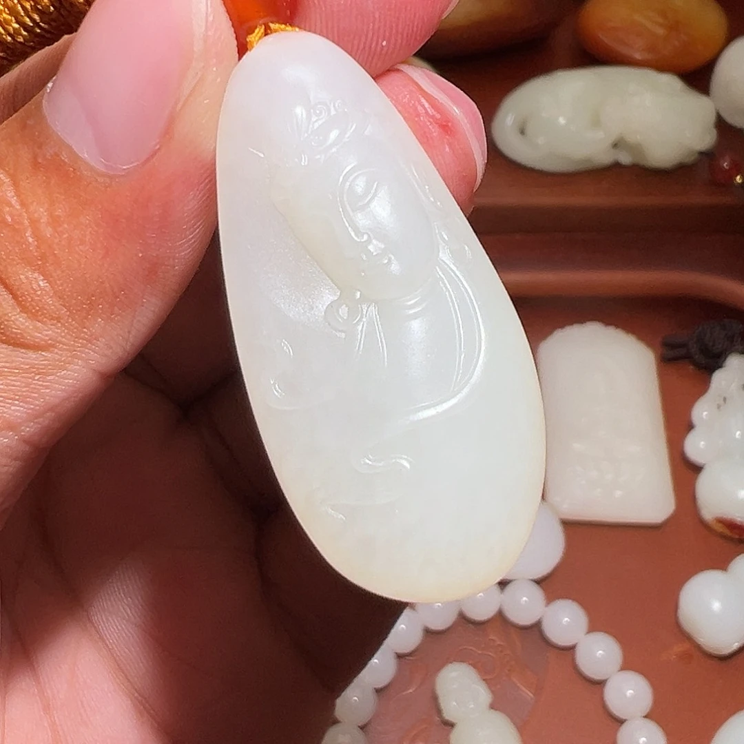 倥***变和田玉未镶嵌颈饰