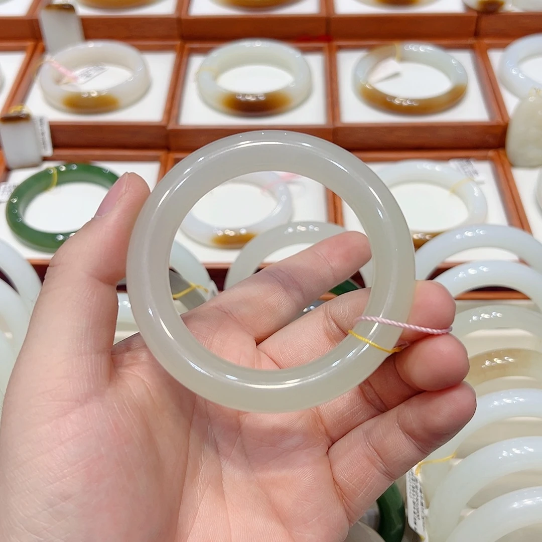 和田玉手镯未镶嵌蜂蜜水葡萄肉半山水