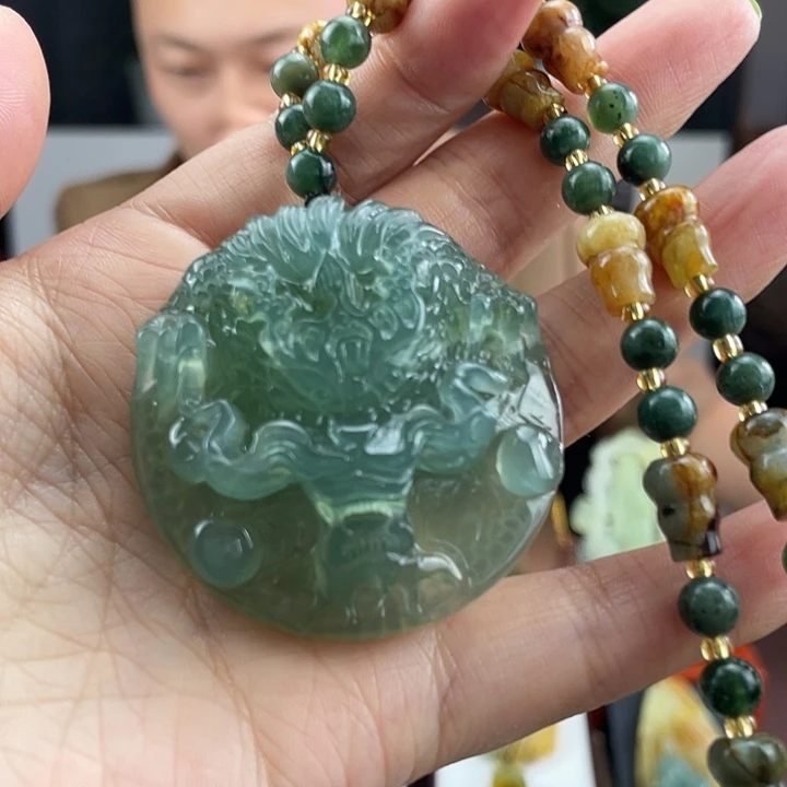 蛇纹石玉未镶嵌颈饰