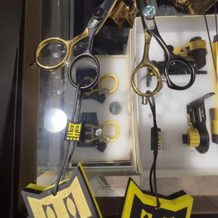 黑金不锈钢剪刀一把，带个防丢神器，旋钮随机