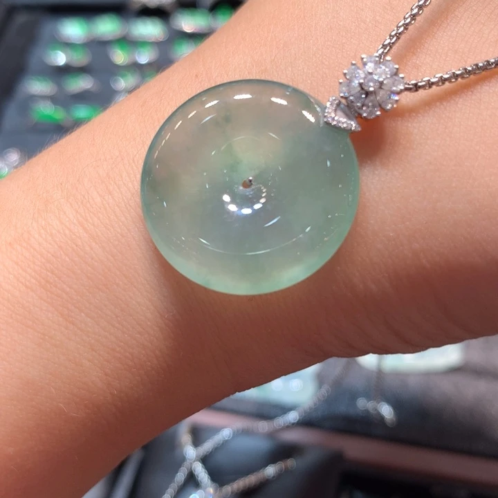 【闪购商品】颈饰18K金镶嵌翡翠