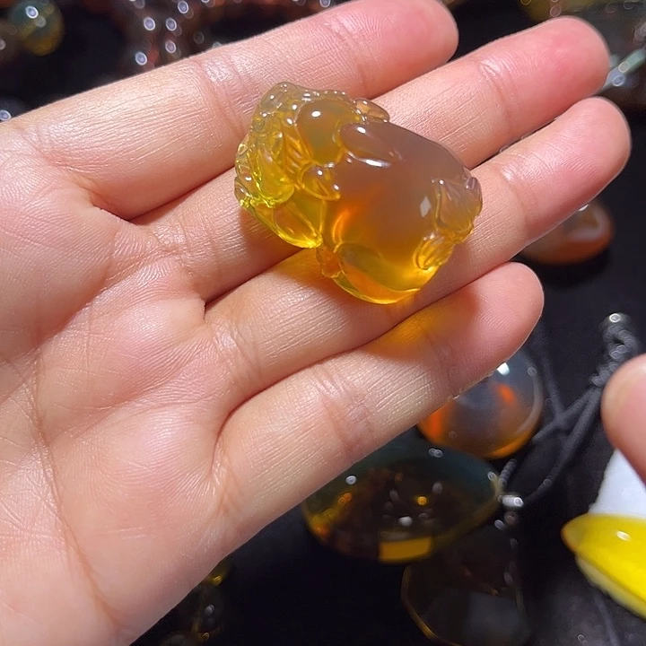 琥珀未镶嵌颈饰缅甸天然琥珀貔貅吊坠