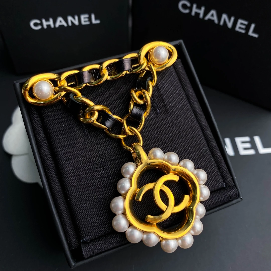未使用 Chanel/香奈儿 经典双C黑金皮穿链 珍珠镂空胸针S4757