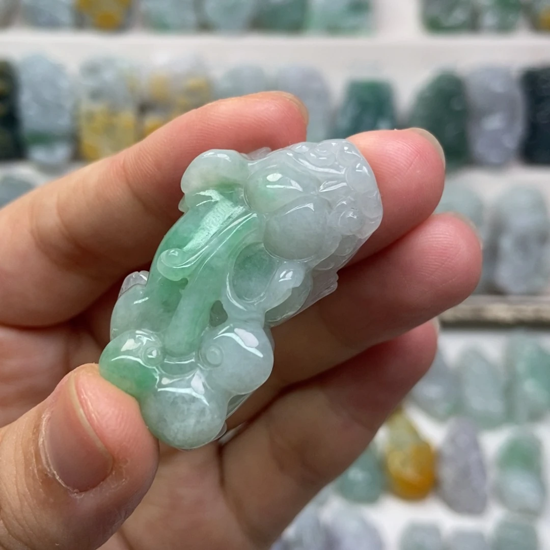 翡翠未镶嵌吊坠(赠链)
