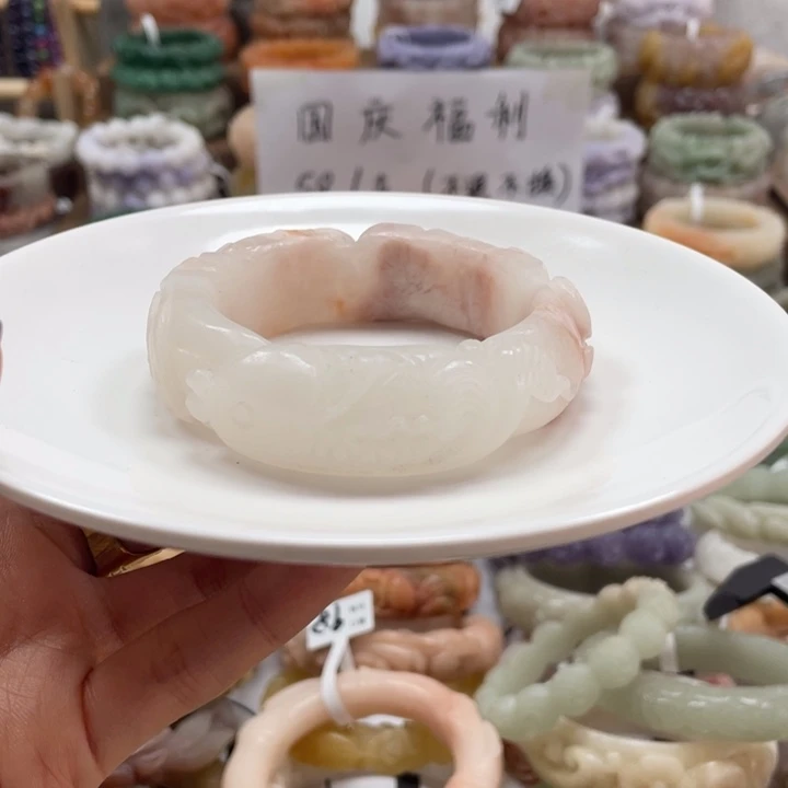 唐***琼石英质玉未镶嵌手镯