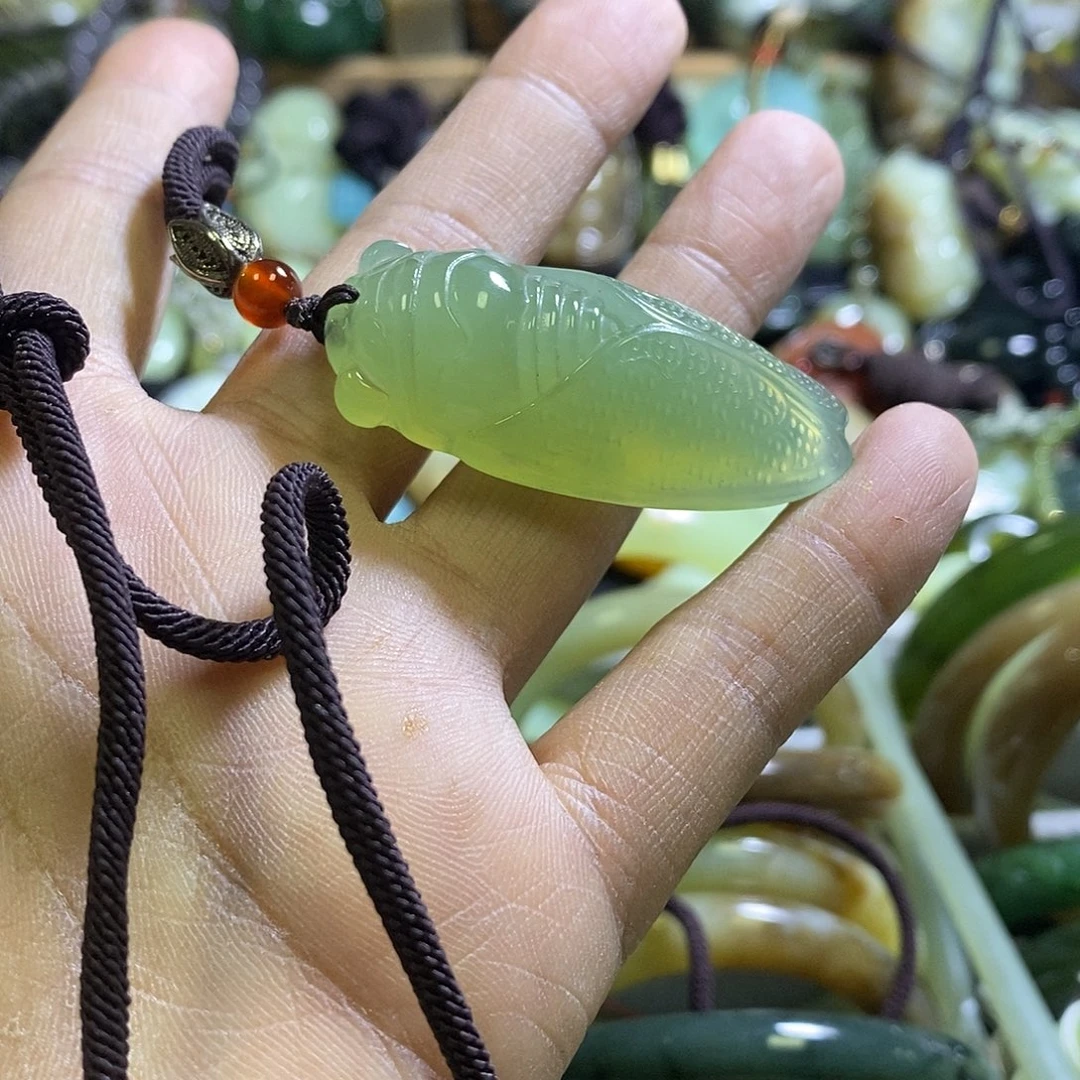 岫玉未镶嵌颈饰一个