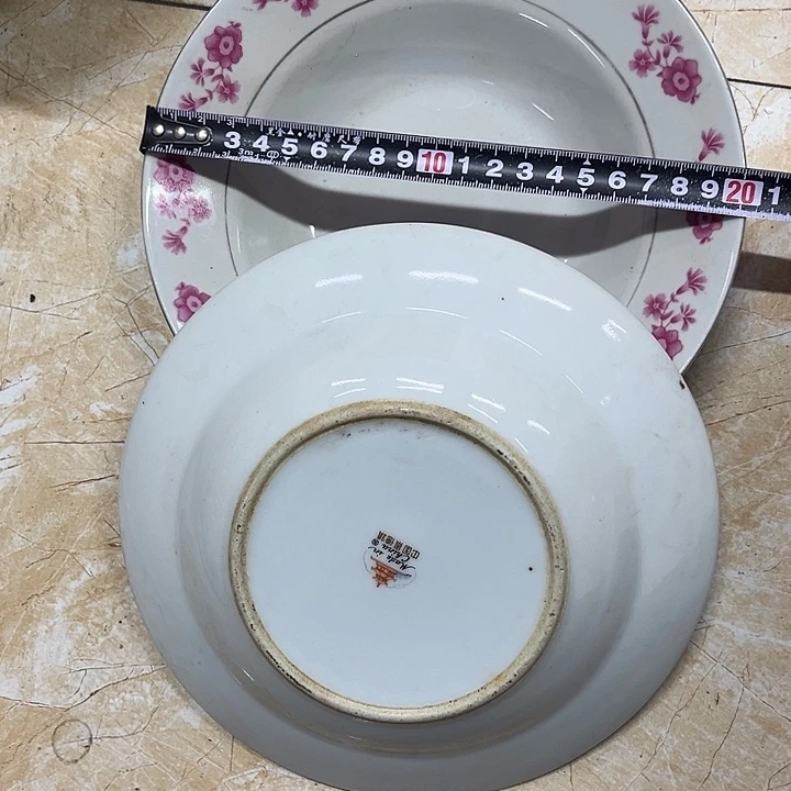 陶摆件2个20厘米小红花深盘景德镇