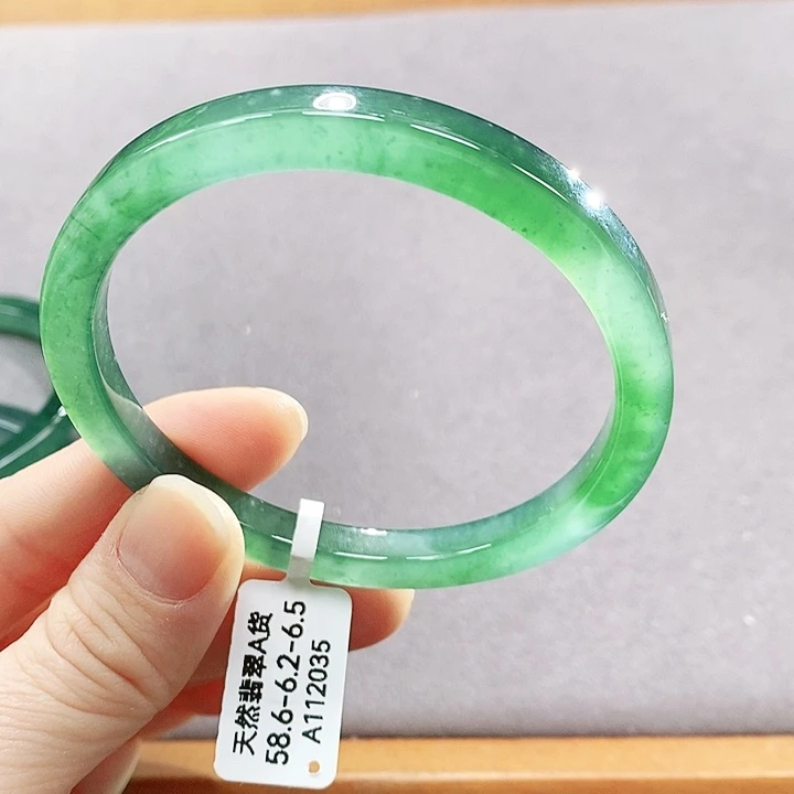 翡翠未镶嵌手镯（圆镯）