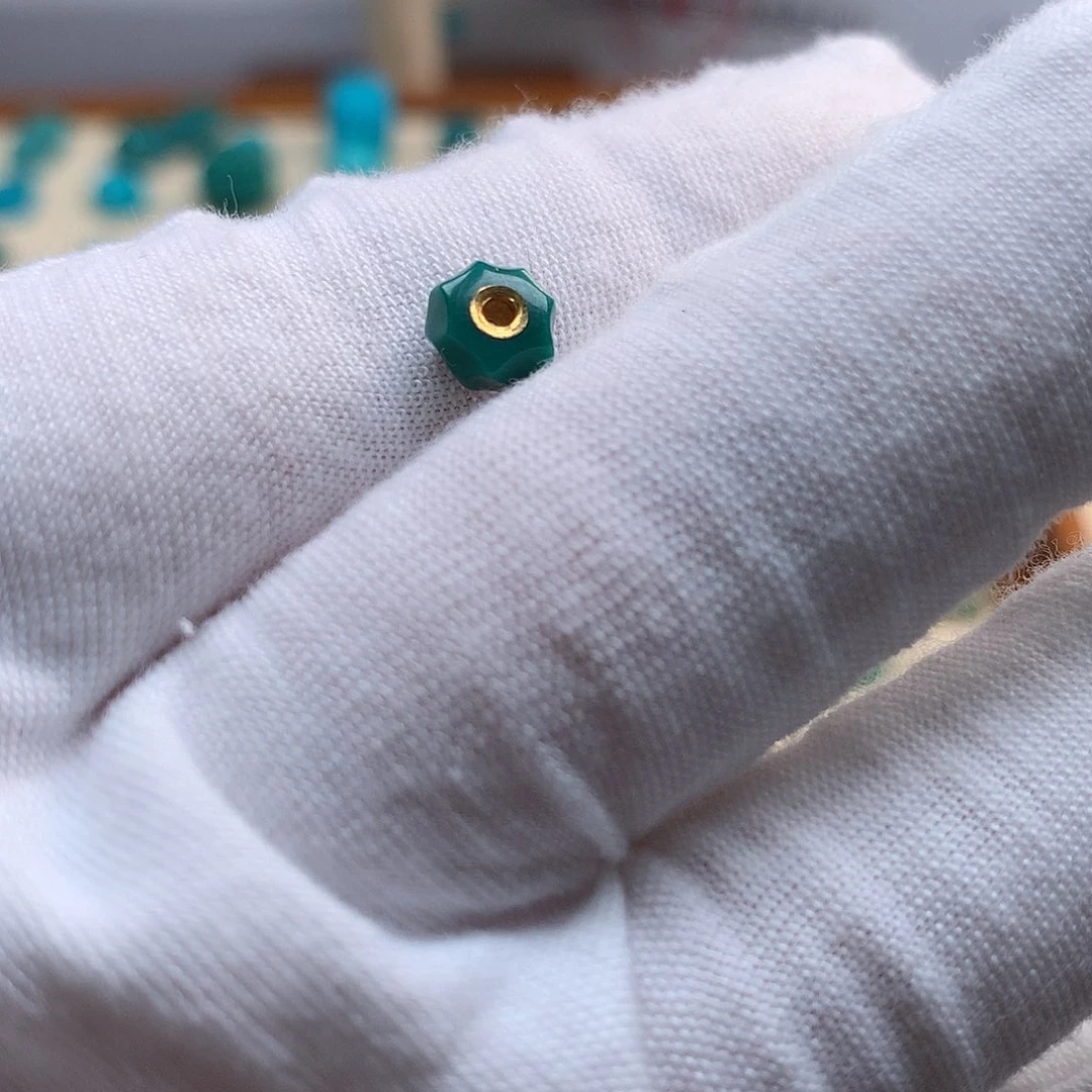 绿松石配饰未镶嵌空*?